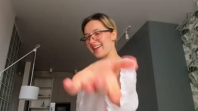 Lilith lutherlow online show from April 9, 2026, 1:38 pm