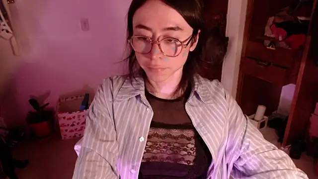 emily pearl  online show from November 21, 2025, 7:12 pm