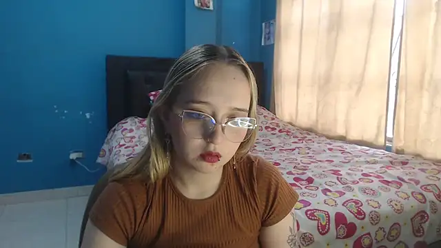 Snapshot of Liaroberts1 chatting on December 4, 2025, 12:14 pm Liaroberts1 online show from December 4, 2025, 12:14 pm