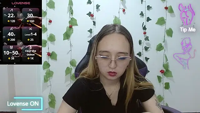 Snapshot of Liaroberts1 chatting on April 29, 2026, 4:16 am Liaroberts1 online show from April 29, 2026, 4:16 am