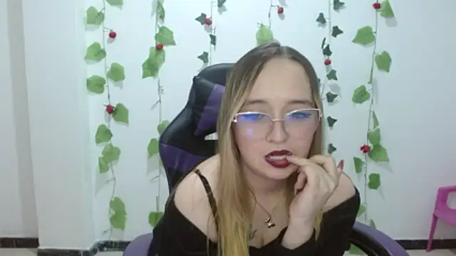 Snapshot of Liaroberts1 chatting on May 9, 2026, 4:50 am Liaroberts1 online show from May 9, 2026, 4:50 am