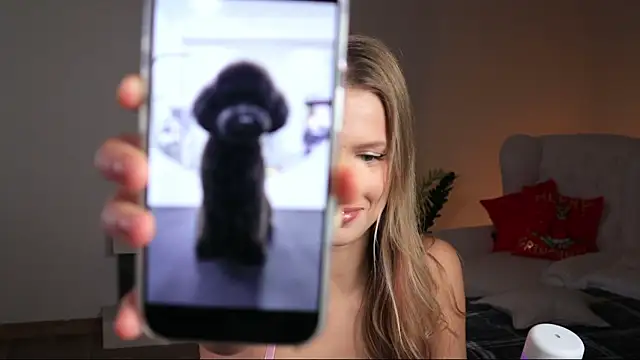 ella twinkl online show from December 4, 2025, 6:38 pm