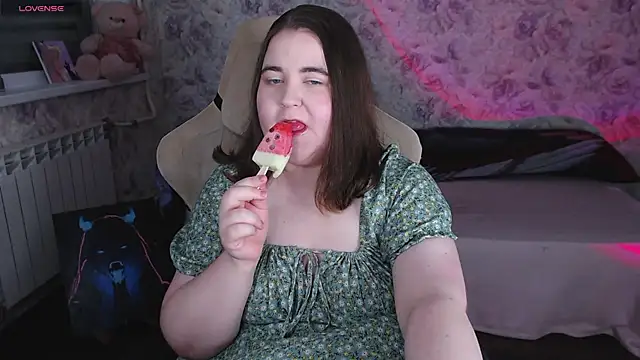 Estelle Hicks online show from June 1, 2026, 7:04 pm