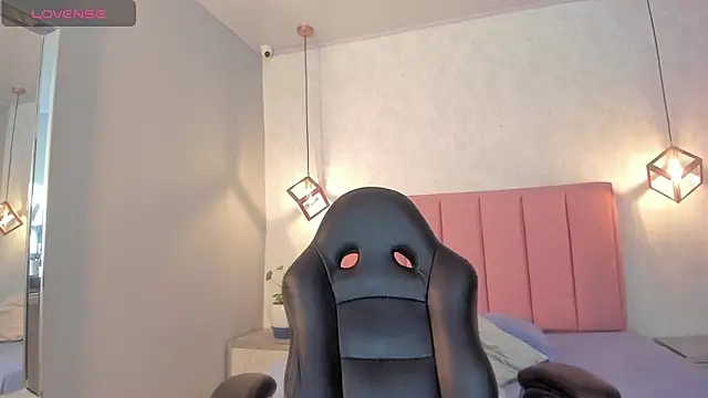 SUNNYCYRUS online show from November 5, 2025, 12:27 pm