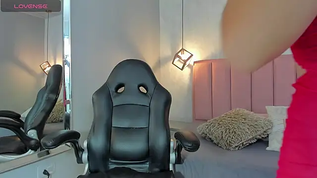 SUNNYCYRUS online show from February 20, 2026, 12:38 pm