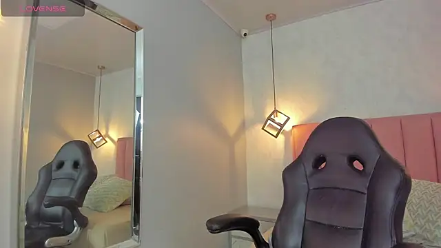 SUNNYCYRUS online show from March 9, 2026, 12:42 pm