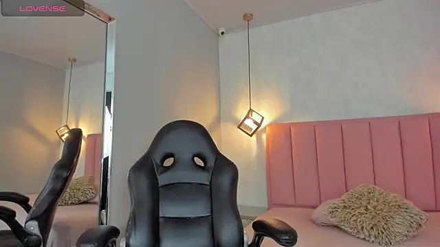 SUNNYCYRUS online show from April 11, 2026, 12:53 pm