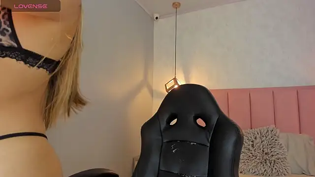 SUNNYCYRUS online show from June 3, 2026, 12:52 pm