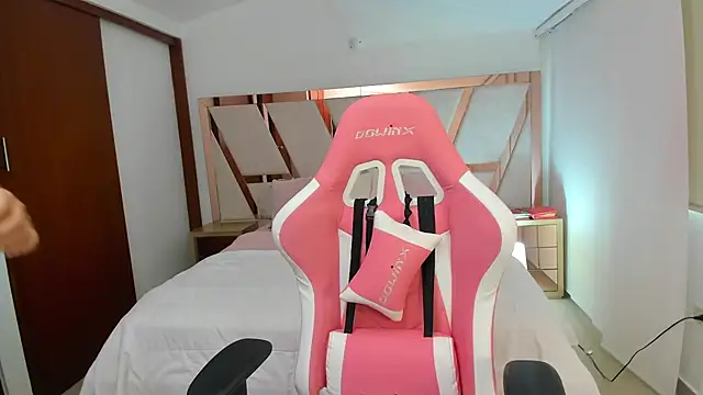 emma lopes online show from April 7, 2026, 9:37 pm