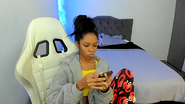 Crystal florez24 online show from November 17, 2025, 10:04 pm