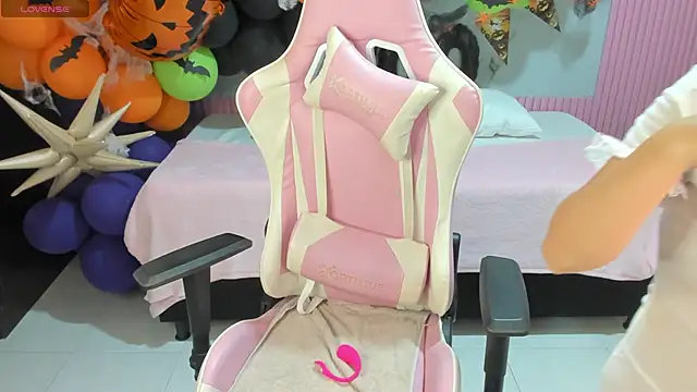 Snapshot of Yuli_16 chatting on October 28, 2025, 11:03 am Yuli 16 online show from October 28, 2025, 11:03 am