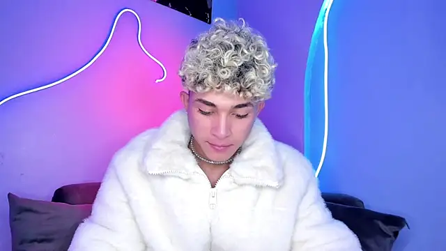 ASHTON REITENBACH01 online show from December 4, 2024, 7:45 pm