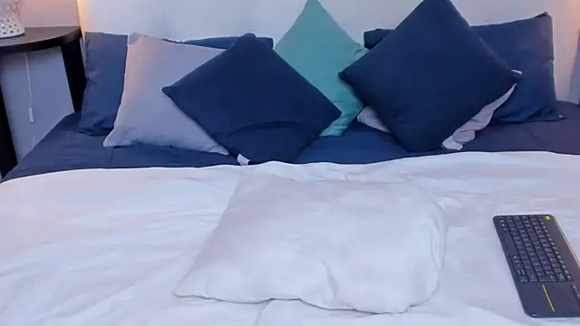 SaraaJhonsonn online show from February 24, 2025, 3:31 pm