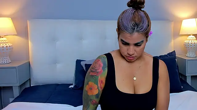 SaraaJhonsonn online show from October 2, 2025, 4:03 pm