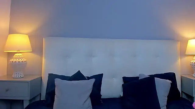 SaraaJhonsonn online show from October 15, 2025, 3:23 pm