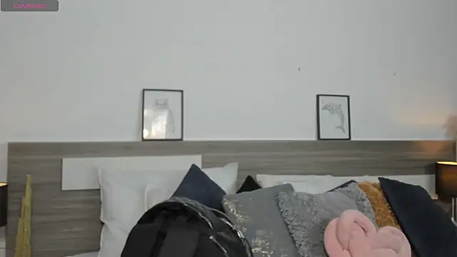 SaraaJhonsonn online show from April 15, 2026, 2:46 pm