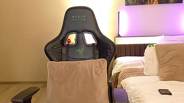 joycesilver online show from October 3, 2025, 8:00 am