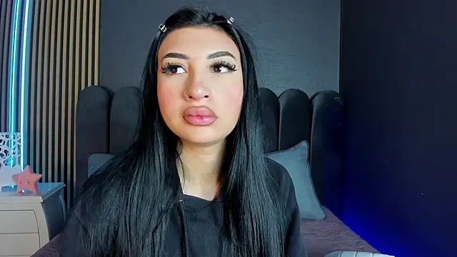 Nicolette ks  online show from April 22, 2026, 4:48 am