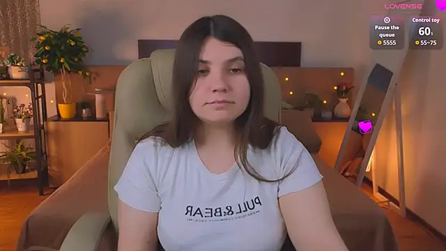 Snapshot of Viola__Shy chatting on May 30, 2026, 9:23 pm Viola Shy online show from May 30, 2026, 9:23 pm