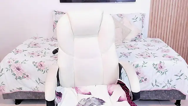  Lakshmi hotx online show from November 5, 2025, 7:03 pm