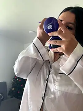 Pretty Isadora online show from December 15, 2025, 4:33 pm