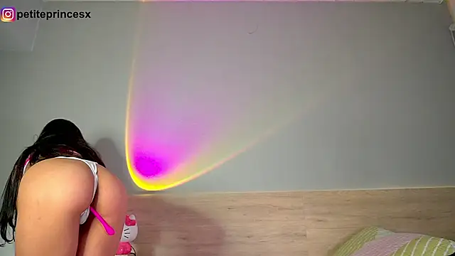 Snapshot of petitevictoria chatting on January 21, 2025, 5:49 am petitevictoria online show from January 21, 2025, 5:49 am