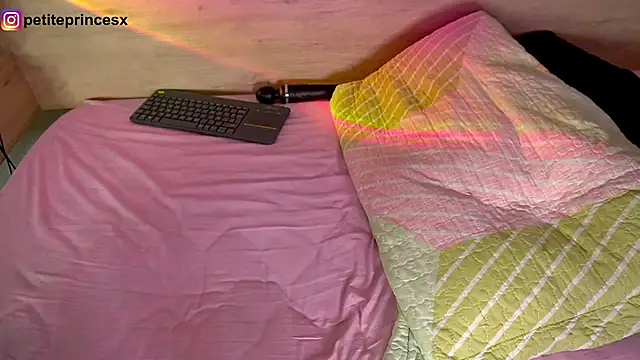 Snapshot of petitevictoria chatting on February 6, 2025, 5:35 am petitevictoria online show from February 6, 2025, 5:35 am