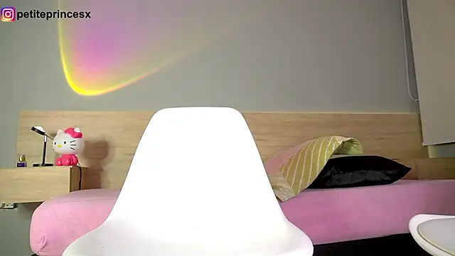 Snapshot of petitevictoria chatting on February 19, 2025, 4:34 am petitevictoria online show from February 19, 2025, 4:34 am