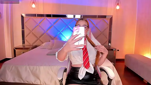 SamanthaKlein  online show from March 22, 2025, 3:20 am