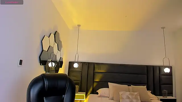 Snapshot of VictoriaMilan_ chatting on December 12, 2024, 7:37 pm VictoriaMilan online show from December 12, 2024, 7:37 pm