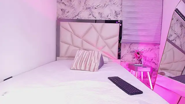 kendal rossi online show from April 12, 2026, 3:22 am