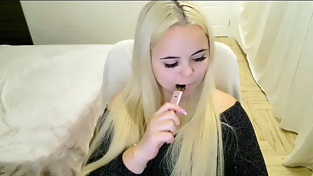 lovely-eyes online show from March 21, 2025, 1:45 am