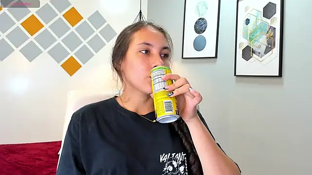 xlunna online show from December 22, 2025, 8:50 pm