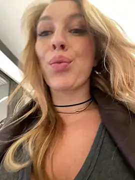 Snapshot of Sweet___Emily chatting on December 15, 2024, 2:27 pm Sweet Emily online show from December 15, 2024, 2:27 pm
