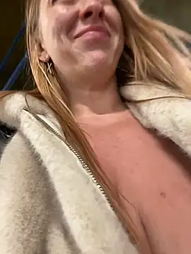 Snapshot of Sweet___Emily chatting on December 18, 2024, 10:24 pm Sweet Emily online show from December 18, 2024, 10:24 pm