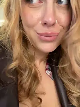 Snapshot of Sweet___Emily chatting on January 28, 2025, 2:42 pm Sweet Emily online show from January 28, 2025, 2:42 pm