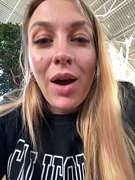 Snapshot of Sweet___Emily chatting on September 9, 2025, 2:05 pm Sweet Emily online show from September 9, 2025, 2:05 pm