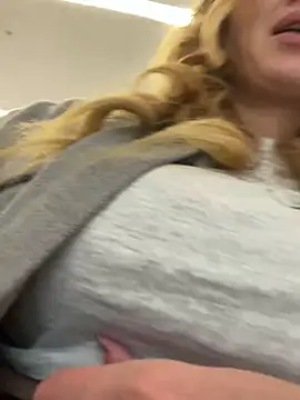 Snapshot of Sweet___Emily chatting on September 18, 2025, 1:46 pm Sweet Emily online show from September 18, 2025, 1:46 pm