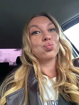 Snapshot of Sweet___Emily chatting on November 3, 2025, 12:39 pm Sweet Emily online show from November 3, 2025, 12:39 pm