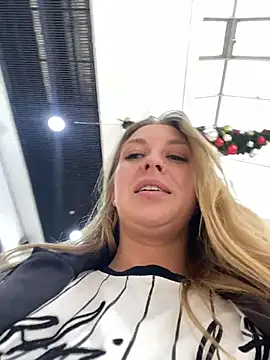 Snapshot of Sweet___Emily chatting on November 9, 2025, 12:47 pm Sweet Emily online show from November 9, 2025, 12:47 pm