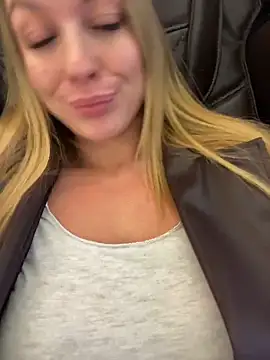 Snapshot of Sweet___Emily chatting on November 28, 2025, 5:04 pm Sweet Emily online show from November 28, 2025, 5:04 pm