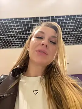 Snapshot of Sweet___Emily chatting on December 4, 2025, 12:25 pm Sweet Emily online show from December 4, 2025, 12:25 pm