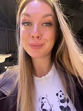 Snapshot of Sweet___Emily chatting on December 5, 2025, 11:41 am Sweet Emily online show from December 5, 2025, 11:41 am