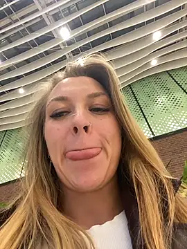 Snapshot of Sweet___Emily chatting on December 18, 2025, 3:40 pm Sweet Emily online show from December 18, 2025, 3:40 pm