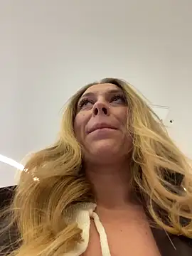 Snapshot of Sweet___Emily chatting on February 15, 2026, 3:20 pm Sweet Emily online show from February 15, 2026, 3:20 pm