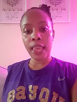 R-thequeen online show from May 16, 2026, 1:13 am