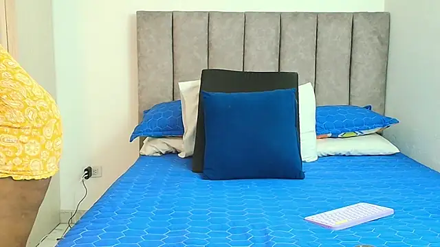 karina lewis  online show from September 9, 2025, 4:01 am