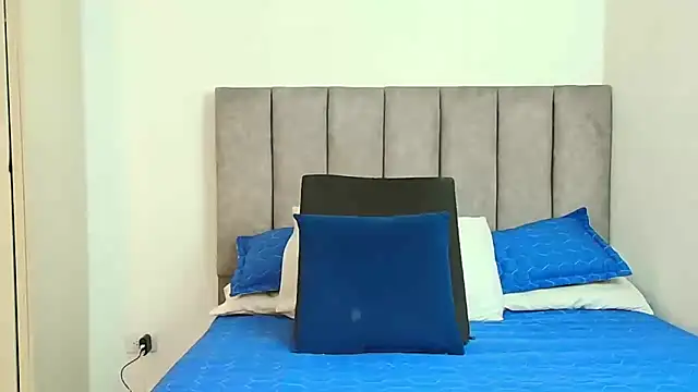 karina lewis  online show from September 10, 2025, 4:12 am