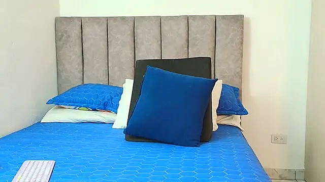 karina lewis  online show from September 11, 2025, 4:23 am