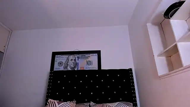 valerie luxe  online show from April 21, 2026, 1:42 am